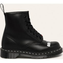 Dr. Martens - Workery skórzane x Sex Pistols. Czarne workery damskie Dr. Martens, ze skóry, z okrągłym noskiem, bez obcasa, na obcasie, na sznurówki. W wyprzedaży za 599,90 zł.