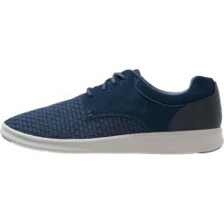 UGG HEPNER Sznurowane obuwie sportowe navy. Niebieskie buty skate męskie Ugg, z materiału, na sznurówki. W wyprzedaży za 412,30 zł.