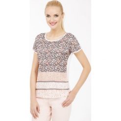 T-shirt w łączkę. Szare t-shirty damskie marki Monnari, z wiskozy, z dekoltem w łódkę. Za 39,96 zł.