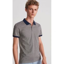 Wzorzysta koszulka polo - Szary. Szare koszulki męskie Reserved, s, bez wzorów, bez rękawów. W wyprzedaży za 49,99 zł.