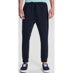 Dresowe joggery basic - Granatowy. Niebieskie spodnie męskie Cropp, s, bez wzorów, z dresówki. Za 79,99 zł.
