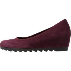 Gabor Czółenka na koturnie new merlot. Czerwone koturny damskie Gabor, bez obcasa, na koturnie, bez zapięcia. Za 419,00 zł.