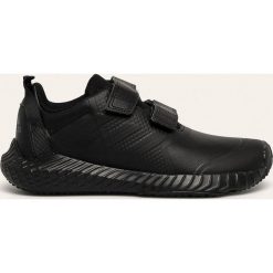 Adidas - Buty dziecięce FortaGym CF. Czarne trampki chłopięce Adidas, bez wzorów, ze skóry, sportowe, bez zapięcia. W wyprzedaży za 129,90 zł.