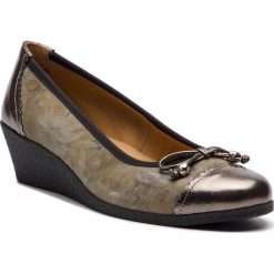 Półbuty CAPRICE - 9-22351-21 Khaki Flowe.Co 791. Żółte półbuty damskie Caprice, na co dzień, bez wzorów, ze skóry ekologicznej, bez obcasa, na koturnie, bez zapięcia. W wyprzedaży za 169,00 zł.