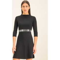 Sukienka dzianinowa Pinko Vallese AI19-20 PBK2 1B1465 Y5SS. Czarne sukienki damskie Pinko, s, bez wzorów, z wiskozy, bez kołnierzyka, bez rękawów. W wyprzedaży za 769,00 zł.
