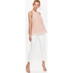 PLISOWANA BLUZKA Z DEKOLTEM HALTER I WIĄZANIEM Z TYŁU. Różowe bluzki damskie Top Secret, bez wzorów, eleganckie, z okrągłym kołnierzem, bez rękawów. W wyprzedaży za 39,99 zł.