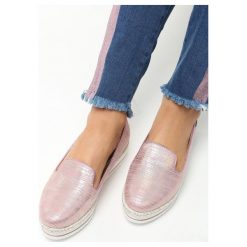Różowe Slip on Vest. Czerwone trampki damskie slip on Born2be, ze skóry. Za 59,99 zł.