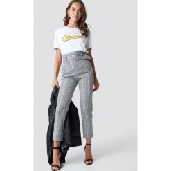 NA-KD Classic Spodnie z wysokim stanem i paskiem - Grey,Multicolor. Szare spodnie z wysokim stanem NA-KD Classic, z haftami. Za 161,95 zł.