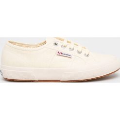 Superga - Tenisówki. Białe trampki i tenisówki damskie Superga, bez wzorów, z gumy, na sznurówki. W wyprzedaży za 119,90 zł.