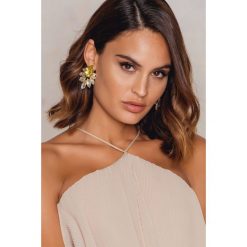 Kolczyki damskie: NA-KD Accessories Większe kolczyki wysadzane diamentami – Yellow