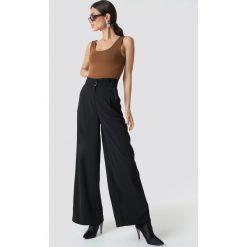 NA-KD Trend Spodnie z zakładkami i szerokimi nogawkami - Black. Czarne spodnie z wysokim stanem marki NA-KD Trend, w paski, z elastanu, z podwyższonym stanem. Za 181,95 zł.