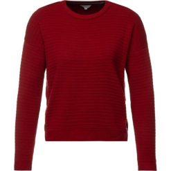 Sweter Pepe Jeans Celia PL701500. Czerwone swetry damskie Pepe Jeans, s, bez wzorów, z jeansu, klasyczne, bez rękawów, bez kaptura. W wyprzedaży za 179,00 zł.