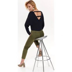 BLUZKA Z MIĘKKIEJ DZIANINY. Czarne bluzki damskie marki Top Secret, w paski, z dzianiny, eleganckie, z dekoltem w serek, bez rękawów. Za 89,99 zł.