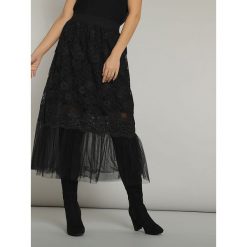 Spódnica w kolorze czarnym. Czarne spódniczki damskie Liu Jo, bez wzorów, z tiulu, midi, rozkloszowane. W wyprzedaży za 379,95 zł.