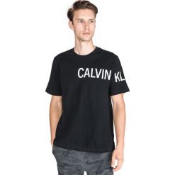 Calvin Klein Koszulka Czarny. Czarne podkoszulki męskie Calvin Klein, l, bez wzorów, z bawełny, bez kołnierzyka, z krótkim rękawem, krótkie. Za 154,95 zł.