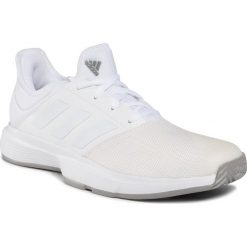 Buty adidas - GameCourt EG2008 Ftwwht/Ftwwht/Dovgry. Białe buty sportowe damskie Adidas, z tworzywa sztucznego, bez zapięcia, tenisowe. W wyprzedaży za 199,00 zł.
