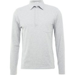 Filippa K Koszulka polo light grey melange. Szare koszulki męskie marki Filippa K, m, bez wzorów, z elastanu, polo, bez rękawów. Za 399,00 zł.