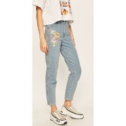 Wrangler - Jeansy Honolulu. Niebieskie jeansy damskie Wrangler, bez wzorów, z bawełny, z podwyższonym stanem. W wyprzedaży za 239,90 zł.