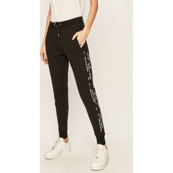 Armani Exchange - Spodnie. Czarne spodnie damskie Armani Exchange, s, z nadrukiem, z elastanu. Za 499,90 zł.