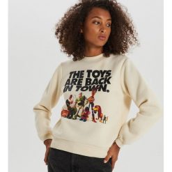 Bluza Toy Story - Kremowy. Białe bluzy damskie Cropp, s, bez wzorów, bez rękawów, bez kaptura. Za 89,99 zł.