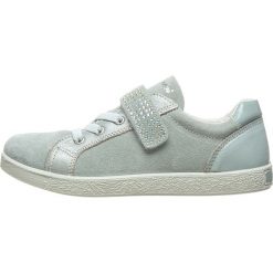 Skórzane sneakersy w kolorze błękitno-srebrnym. Szare trampki dziewczęce Primigi, bez wzorów, z gumy, bez zapięcia. W wyprzedaży za 152,95 zł.