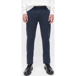 Bawełniane spodnie slim fit - Granatowy. Niebieskie spodnie męskie Reserved, bez wzorów, z bawełny. Za 89,99 zł.