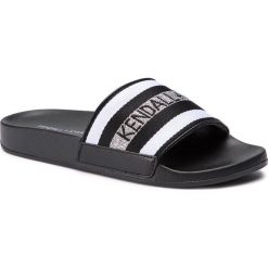 Klapki KENDALL + KYLIE - Surge-B White Multi Fabric. Czarne klapki damskie bez wzorów, ze skóry ekologicznej, bez obcasa. W wyprzedaży za 119,00 zł.