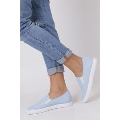 Niebieskie półbuty slip on ażurowe Casu TD1900-2-W. Niebieskie półbuty damskie Casu, bez wzorów, bez obcasa, bez zapięcia. Za 39,99 zł.
