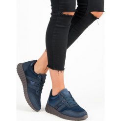 GRANATOWE TRAMPKI FASHION. Niebieskie trampki i tenisówki damskie marki KYLIE, bez wzorów, bez zapięcia. Za 76,90 zł.