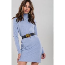 Jasnoniebieska Sukienka Carley. Niebieskie sukienki damskie Renee, na imprezę, s, w paski, z dzianiny, z golfem, z długim rękawem, długie, dopasowane. Za 119,99 zł.