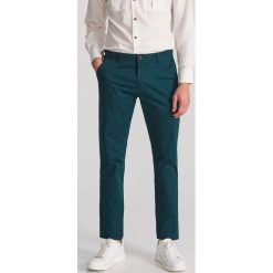Chinosy slim fit - Turkusowy. Niebieskie spodnie męskie Reserved, m, bez wzorów. W wyprzedaży za 59,99 zł.