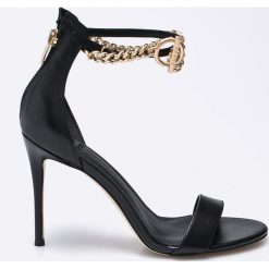 Guess Jeans - Sandały. Czarne rzymianki damskie Guess Jeans, z jeansu, na obcasie. W wyprzedaży za 449,90 zł.