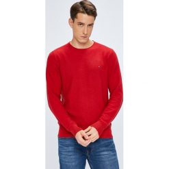Tommy Hilfiger - Sweter. Czerwone swetry klasyczne męskie TOMMY HILFIGER, l, z bawełny, z okrągłym kołnierzem. W wyprzedaży za 319,90 zł.