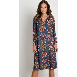Prosta sukienka do kolan BIALCON. Szare sukienki damskie BIALCON, na co dzień, na lato, bez wzorów, eleganckie, bez kołnierzyka, z długim rękawem, długie, midi, proste. W wyprzedaży za 209,00 zł.