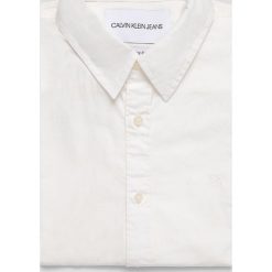 Calvin Klein Jeans - Koszula. Białe koszule męskie Calvin Klein Jeans, m, bez wzorów, z bawełny, klasyczne, z klasycznym kołnierzykiem, z długim rękawem. W wyprzedaży za 159,90 zł.