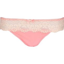 Stringi "Londra" w kolorze jasnoróżowym. Różowe stringi damskie Lascana & Co., w koronkowe wzory, z koronki. W wyprzedaży za 44,95 zł.