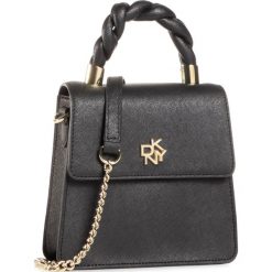 Torebka DKNY - Carol Top Flap R03H1J64 Blk/Gold BGD. Czarne topy damskie DKNY, z aplikacjami, ze skóry ekologicznej, z klasycznym kołnierzykiem. Za 669,00 zł.