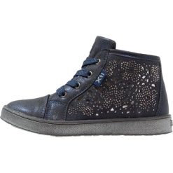 XTI Tenisówki i Trampki wysokie navy. Niebieskie trampki dziewczęce marki Xti, z materiału. W wyprzedaży za 132,30 zł.