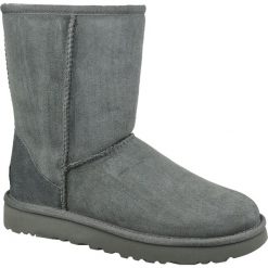 UGG Classic Short II 1016223-GREY. Szare śniegowce damskie Ugg, na zimę, ze skóry, bez zapięcia. W wyprzedaży za 899,99 zł.