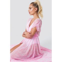 NA-KD Boho Sukienka kimono z guzikami - Pink. Różowe sukienki damskie marki NA-KD Boho, bez wzorów, z poliesteru, boho, bez kołnierzyka, bez rękawów, maxi. W wyprzedaży za 80,97 zł.