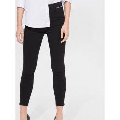 Spodnie skinny -. Spodnie damskie Mohito, bez wzorów. Za 119,99 zł.