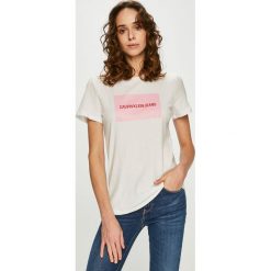 Calvin Klein Jeans - Top. Białe topy damskie marki Calvin Klein Jeans, s, z nadrukiem, z bawełny, z okrągłym kołnierzem. Za 159,90 zł.