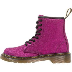 Dr. Martens DELANEY Botki sznurowane purple. Fioletowe buty zimowe damskie marki Dr. Martens, z materiału, na sznurówki. W wyprzedaży za 377,10 zł.