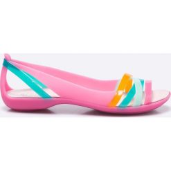 Crocs - Baleriny. Czerwone baleriny damskie marki Crocs, z materiału. W wyprzedaży za 179,90 zł.