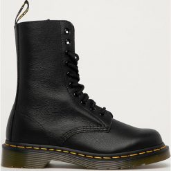 Dr. Martens - Workery skórzane 1490. Czarne workery damskie Dr. Martens, ze skóry, z okrągłym noskiem, bez obcasa, na obcasie, na sznurówki. Za 849,90 zł.