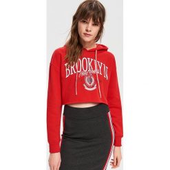 Krótka bluza z kapturem - Czerwony. Czerwone bluzy damskie Reserved, s, bez wzorów, z krótkim rękawem, krótkie, z kapturem. Za 69,99 zł.