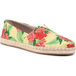 Espadryle TOMS - Classic 10015059 Yellow Hiscus. Żółte espadryle damskie Toms, bez wzorów, z tworzywa sztucznego, bez obcasa. Za 249,00 zł.
