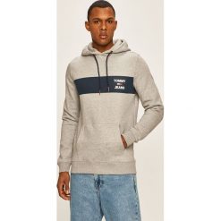 Tommy Jeans - Bluza. Czerwone bluzy męskie Tommy Jeans, xl, z nadrukiem, z elastanu, z kapturem, bez rękawów, z kapturem. Za 399,90 zł.