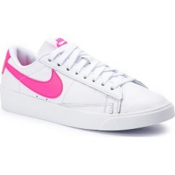 Buty NIKE - Blazer Low Le AV9370 102 White/Laser Fuchsia/White. Białe półbuty damskie Nike, na co dzień, bez wzorów, ze skóry, bez obcasa, na płaskiej podeszwie, bez zapięcia. W wyprzedaży za 279,00 zł.
