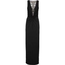 Sukienka wieczorowa bonprix czarny. Czarne sukienki damskie bonprix, z aplikacjami, eleganckie, bez kołnierzyka, bez rękawów. Za 97,99 zł.